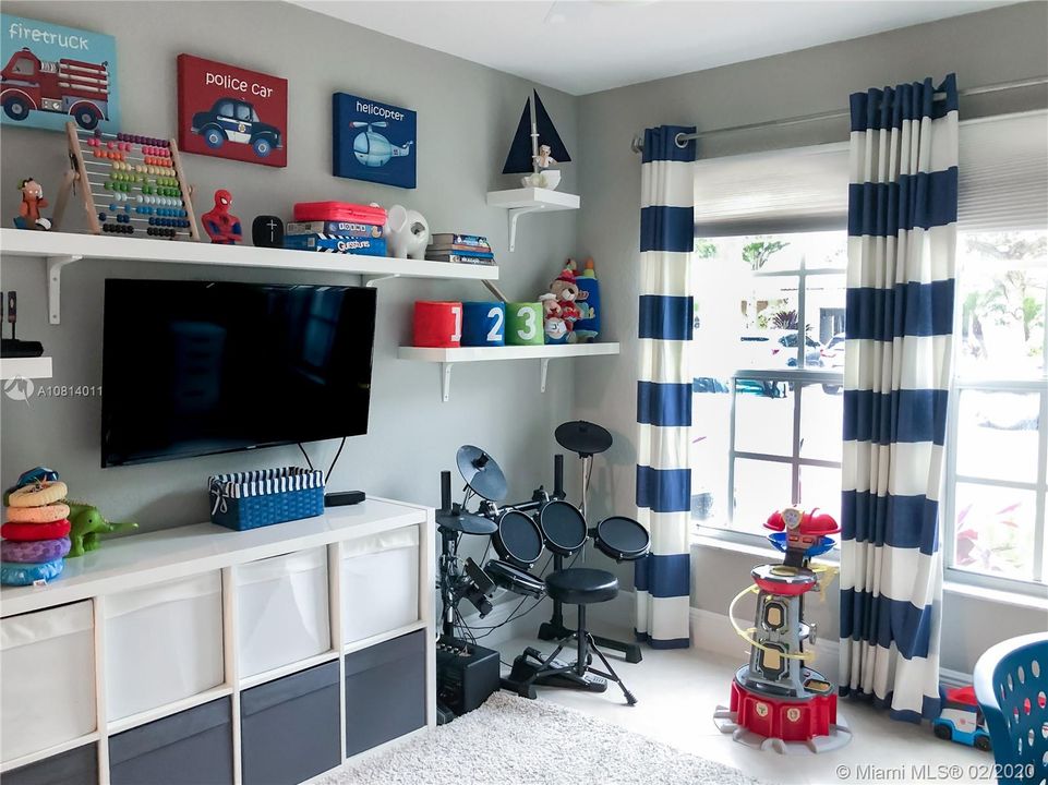 Vendido Recientemente: $450,000 (4 camas, 2 baños, 2249 Pies cuadrados)