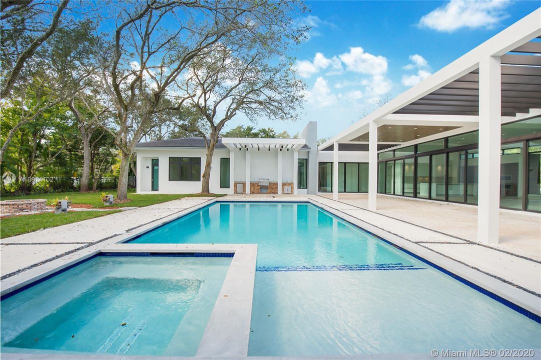 Resort Style Pool & Spa