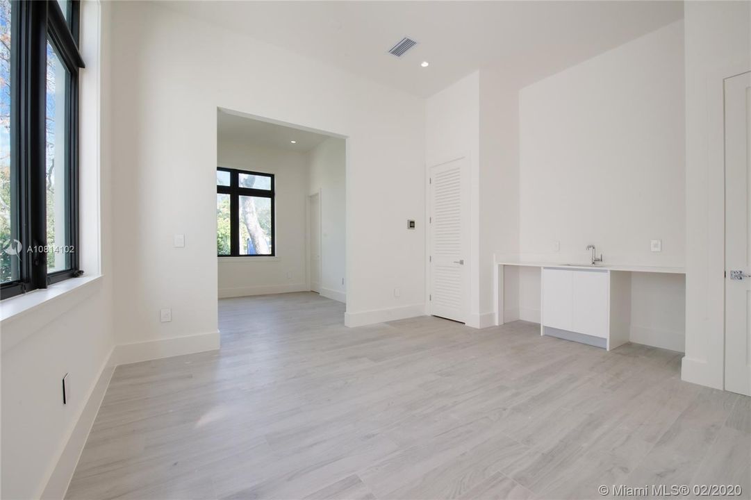 Detached Studio- Excellent for in-law quarters/ Gym/ office-Includes laundry area and kitchen option 500SF+