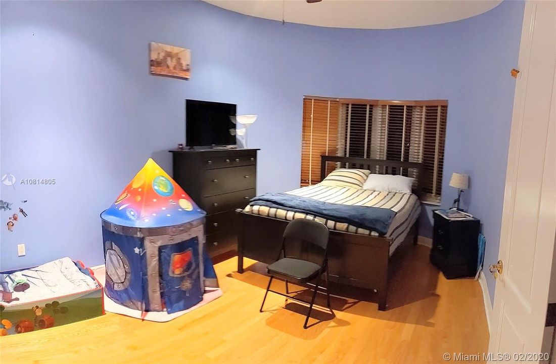 Recently Sold: $799,999 (3 beds, 3 baths, 2719 Square Feet)