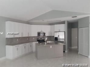 Vendido Recientemente: $429,999 (5 camas, 3 baños, 2435 Pies cuadrados)