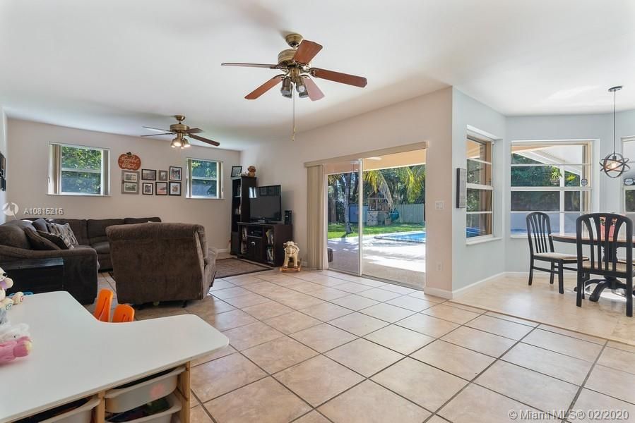Vendido Recientemente: $529,000 (3 camas, 2 baños, 1980 Pies cuadrados)