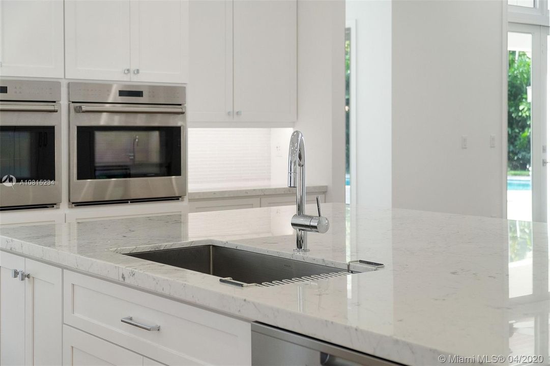 Recently Sold: $3,295,000 (5 beds, 5 baths, 5130 Square Feet)