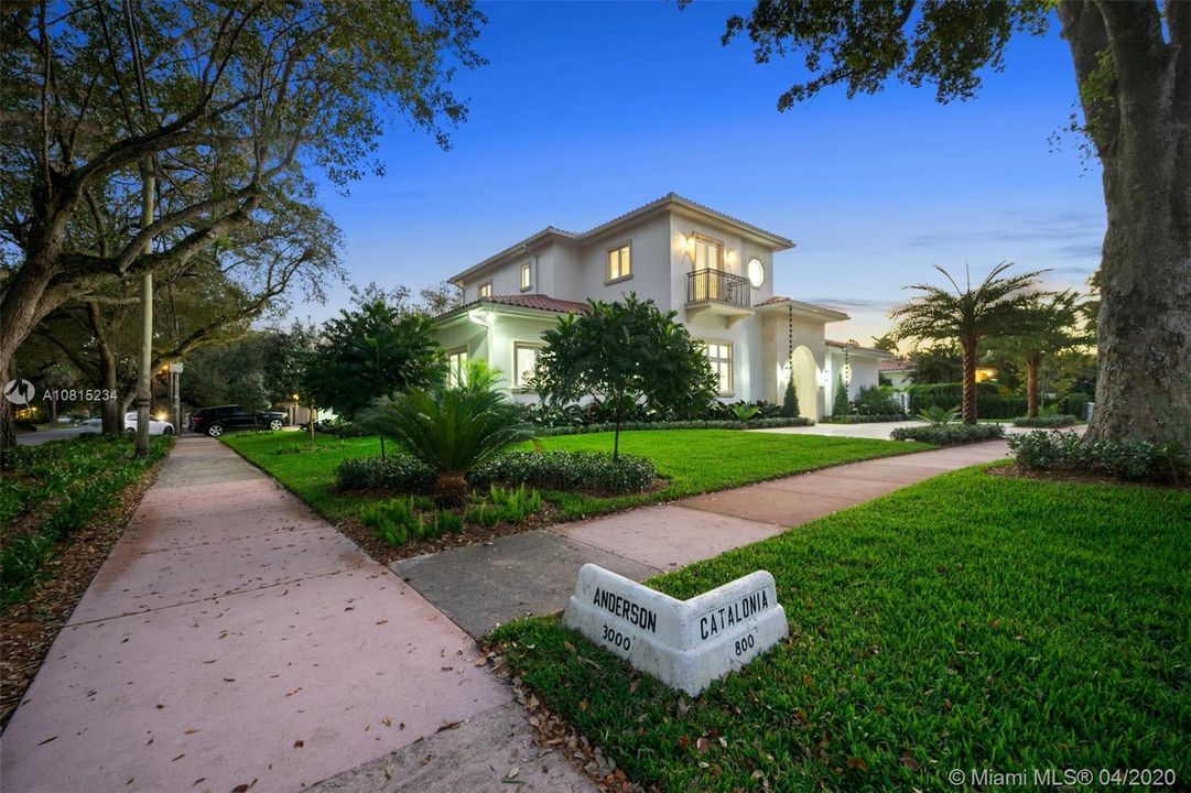 Recently Sold: $3,295,000 (5 beds, 5 baths, 5130 Square Feet)
