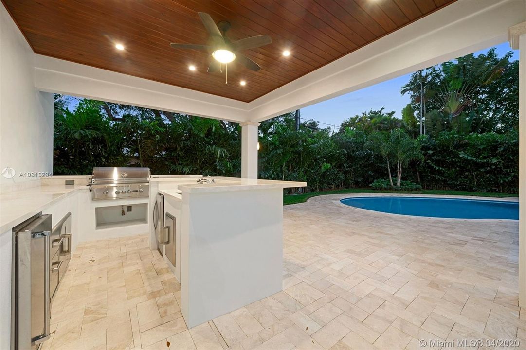 Recently Sold: $3,295,000 (5 beds, 5 baths, 5130 Square Feet)
