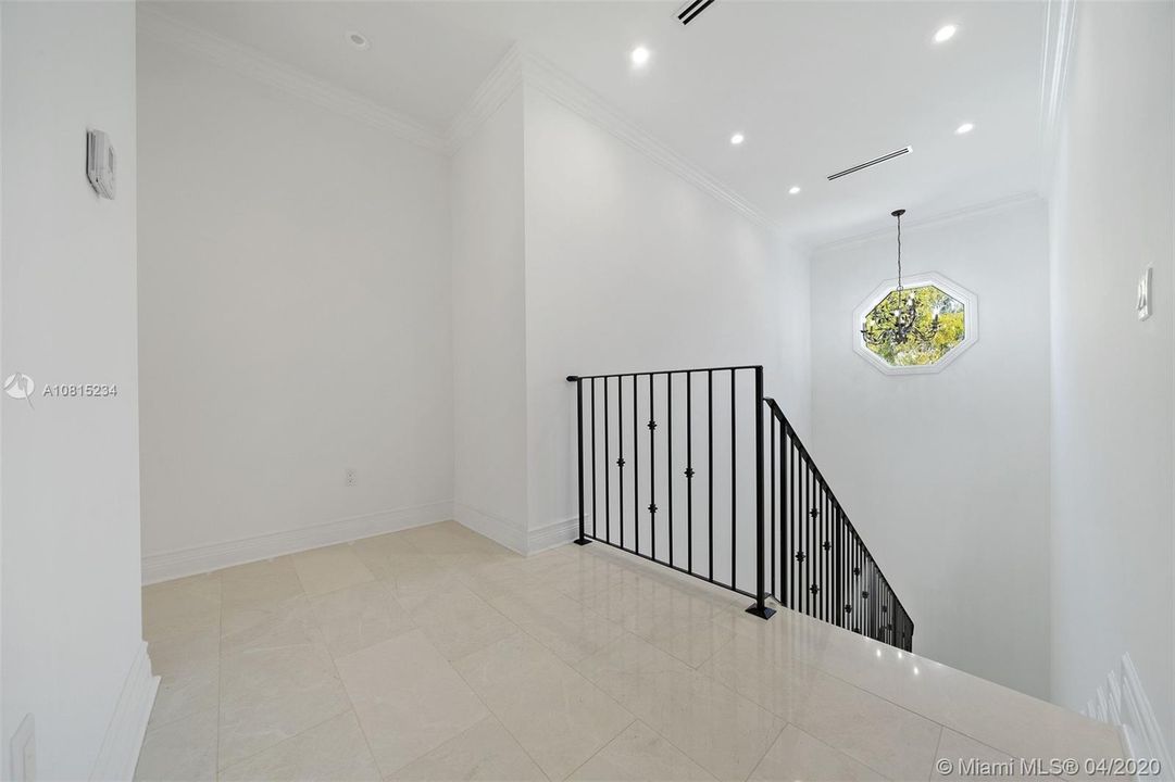 Recently Sold: $3,295,000 (5 beds, 5 baths, 5130 Square Feet)
