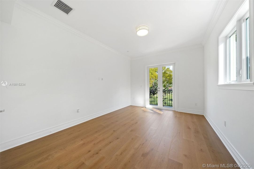 Recently Sold: $3,295,000 (5 beds, 5 baths, 5130 Square Feet)