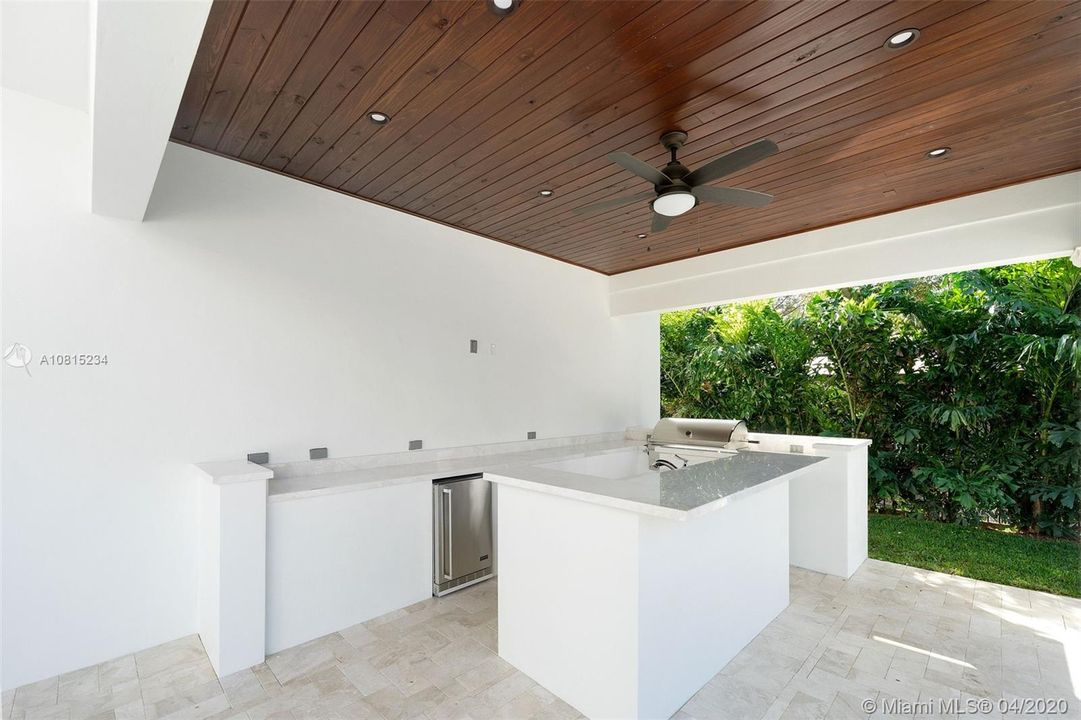 Recently Sold: $3,295,000 (5 beds, 5 baths, 5130 Square Feet)