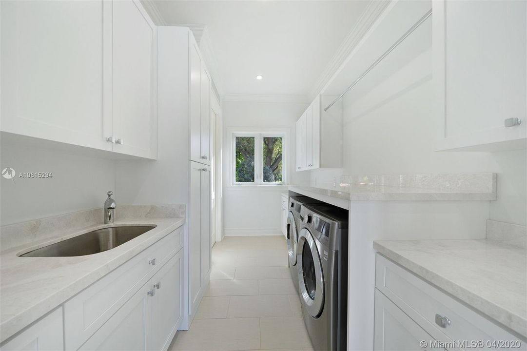 Recently Sold: $3,295,000 (5 beds, 5 baths, 5130 Square Feet)