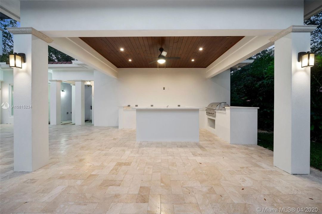Recently Sold: $3,295,000 (5 beds, 5 baths, 5130 Square Feet)
