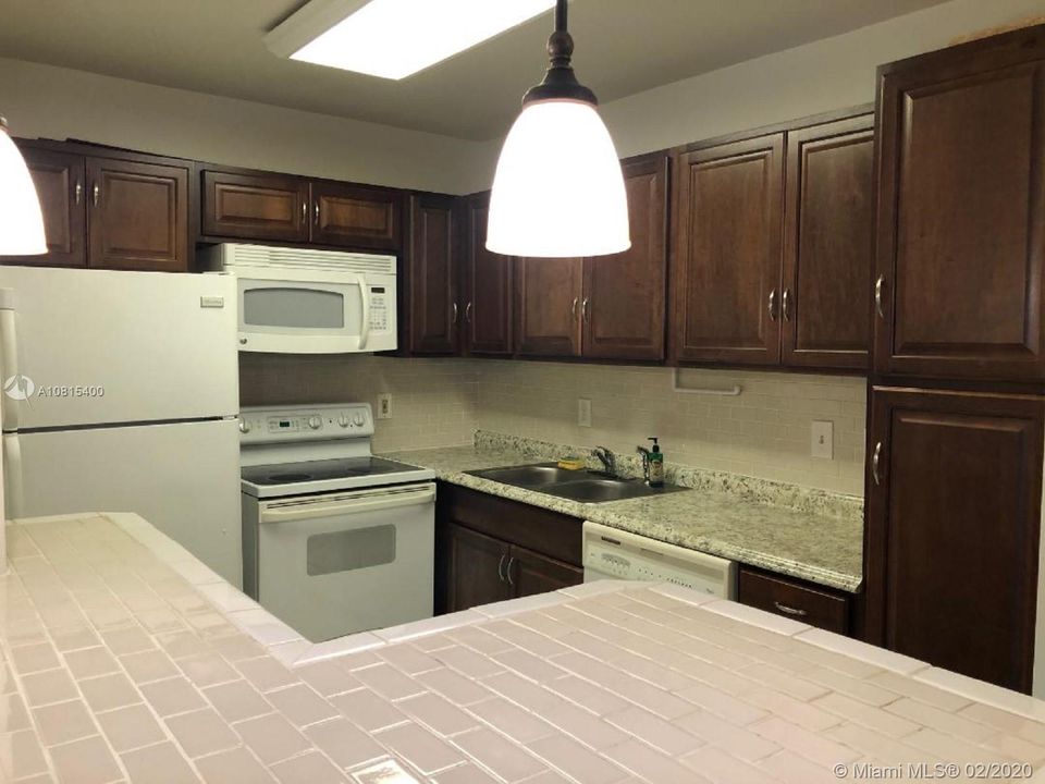 Recently Rented: $1,550 (2 beds, 2 baths, 976 Square Feet)