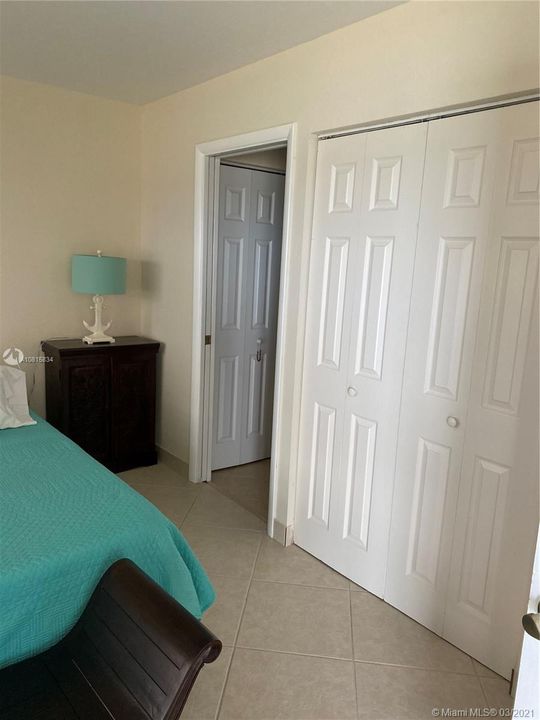 Недавно продано: $495,900 (2 спален, 2 ванн, 975 Квадратных фут)