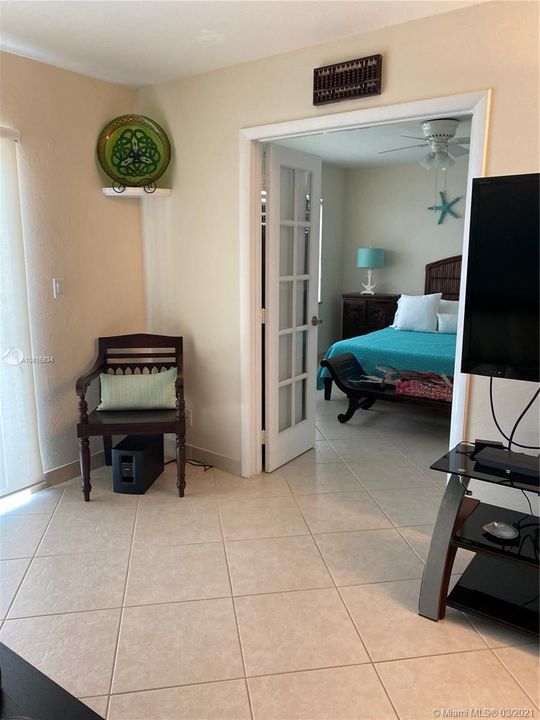 Недавно продано: $495,900 (2 спален, 2 ванн, 975 Квадратных фут)