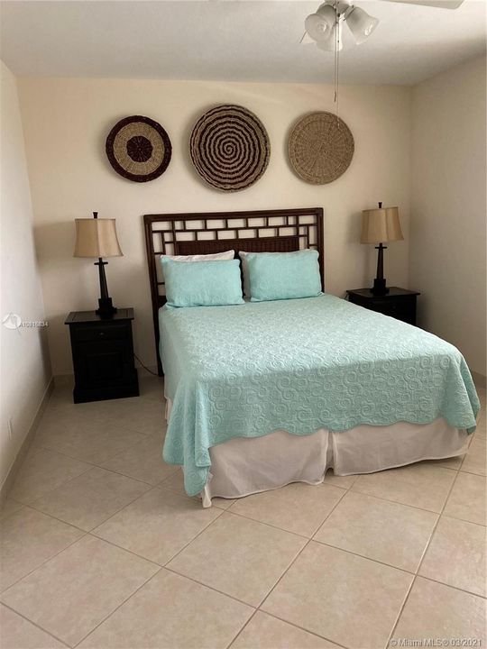 Недавно продано: $495,900 (2 спален, 2 ванн, 975 Квадратных фут)