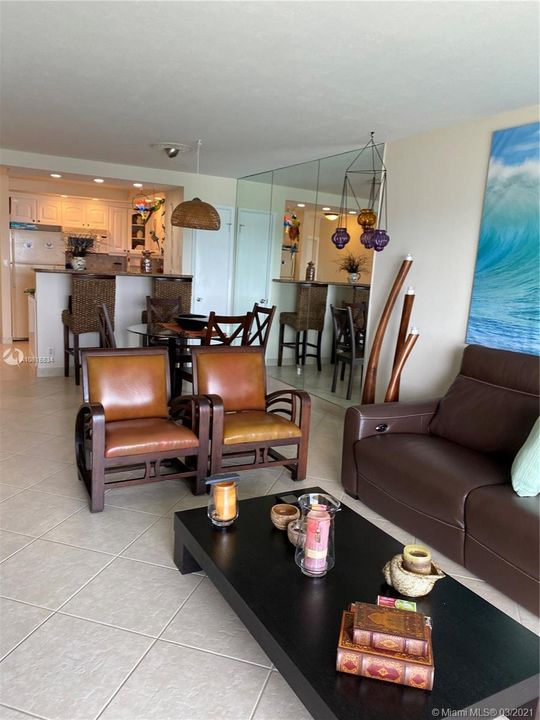 Недавно продано: $495,900 (2 спален, 2 ванн, 975 Квадратных фут)