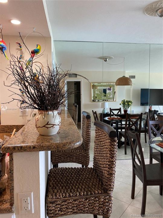 Недавно продано: $495,900 (2 спален, 2 ванн, 975 Квадратных фут)