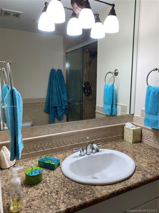 Недавно продано: $495,900 (2 спален, 2 ванн, 975 Квадратных фут)