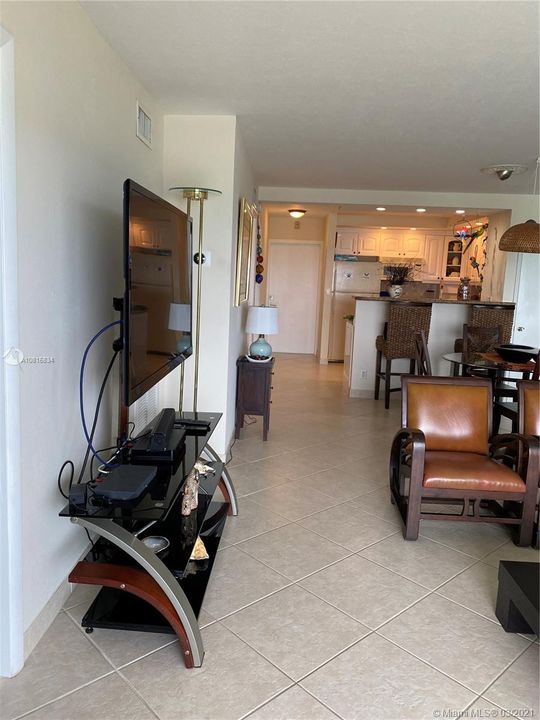 Недавно продано: $495,900 (2 спален, 2 ванн, 975 Квадратных фут)