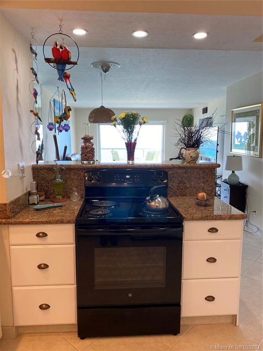 Недавно продано: $495,900 (2 спален, 2 ванн, 975 Квадратных фут)