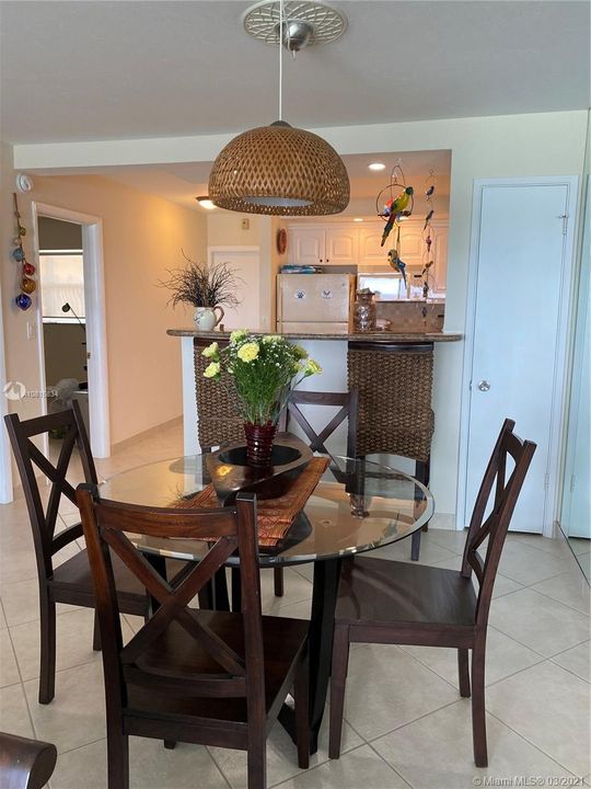 Недавно продано: $495,900 (2 спален, 2 ванн, 975 Квадратных фут)