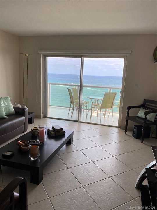 Недавно продано: $495,900 (2 спален, 2 ванн, 975 Квадратных фут)