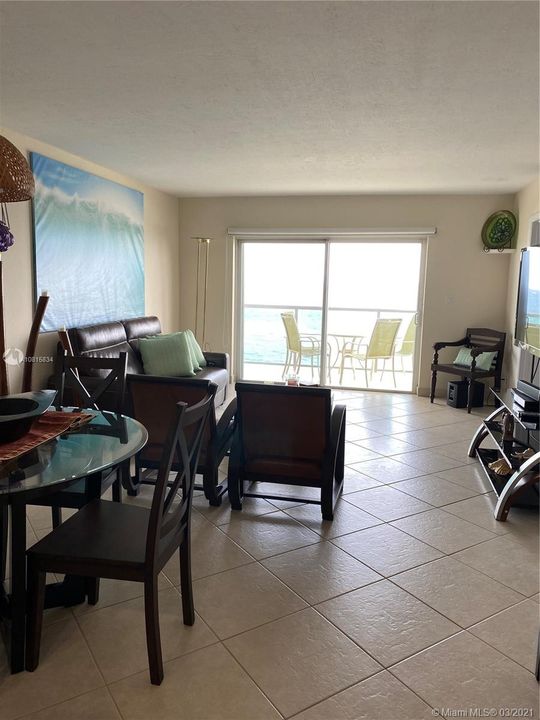 Недавно продано: $495,900 (2 спален, 2 ванн, 975 Квадратных фут)