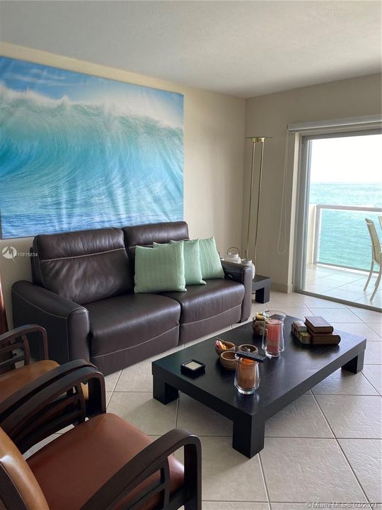 Недавно продано: $495,900 (2 спален, 2 ванн, 975 Квадратных фут)