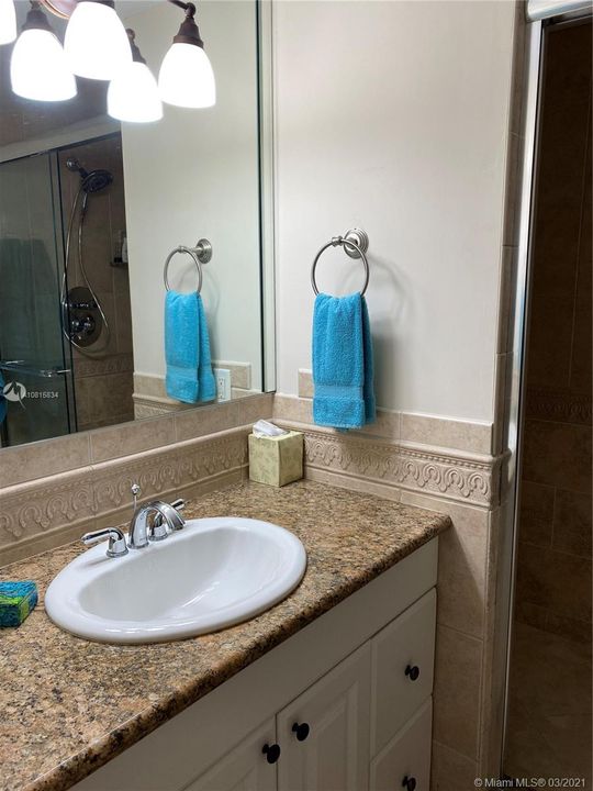 Недавно продано: $495,900 (2 спален, 2 ванн, 975 Квадратных фут)