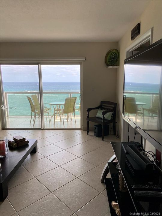 Недавно продано: $495,900 (2 спален, 2 ванн, 975 Квадратных фут)