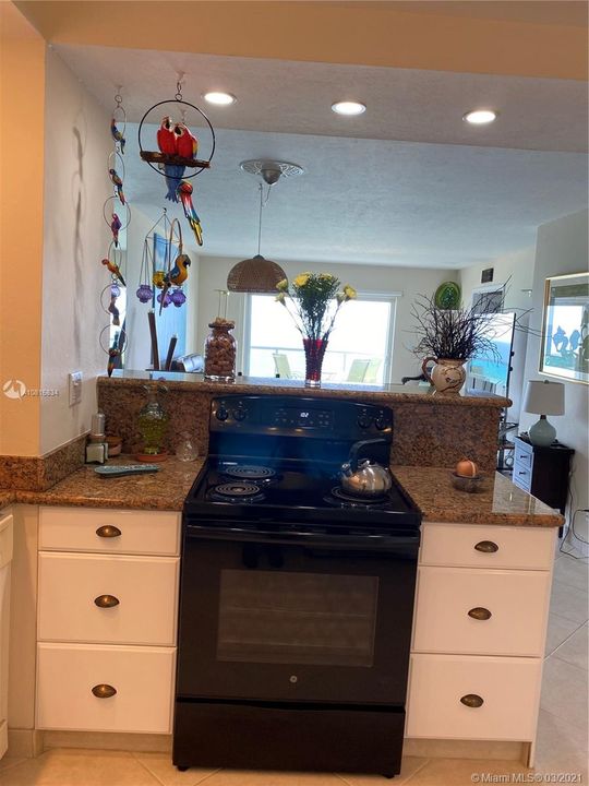 Недавно продано: $495,900 (2 спален, 2 ванн, 975 Квадратных фут)