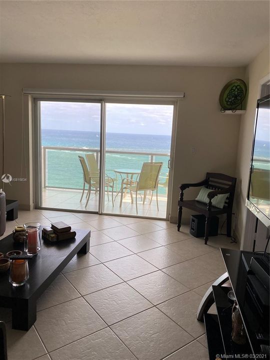 Недавно продано: $495,900 (2 спален, 2 ванн, 975 Квадратных фут)