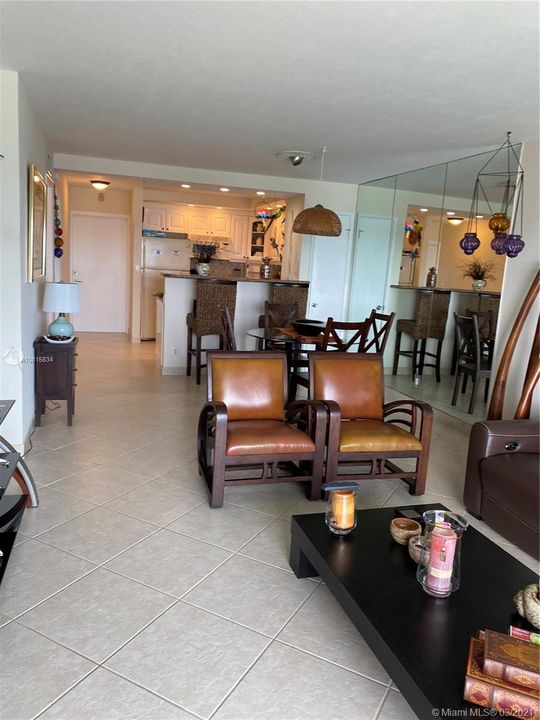 Недавно продано: $495,900 (2 спален, 2 ванн, 975 Квадратных фут)