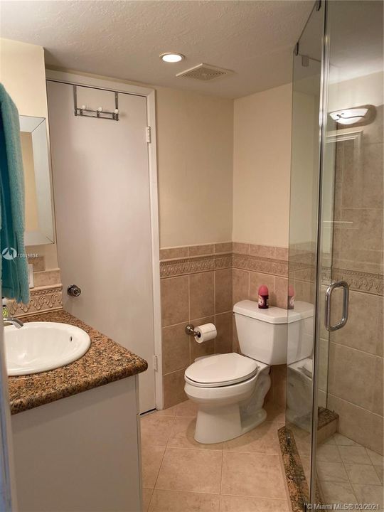 Недавно продано: $495,900 (2 спален, 2 ванн, 975 Квадратных фут)