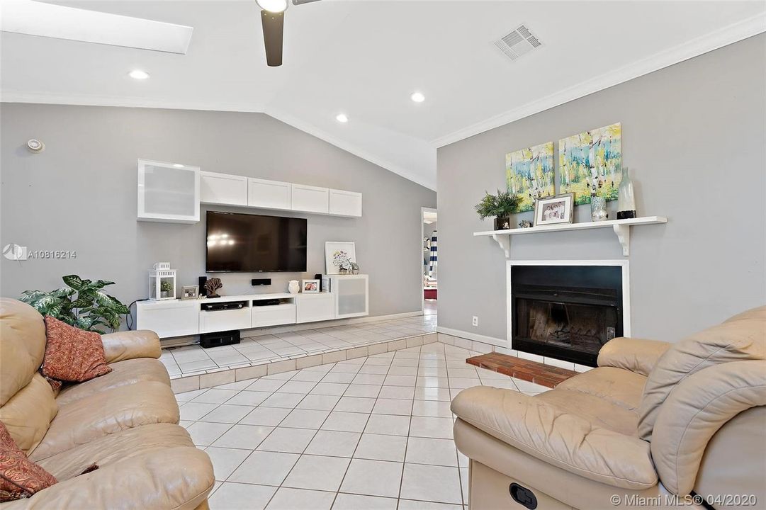 Recently Sold: $394,900 (4 beds, 2 baths, 1673 Square Feet)