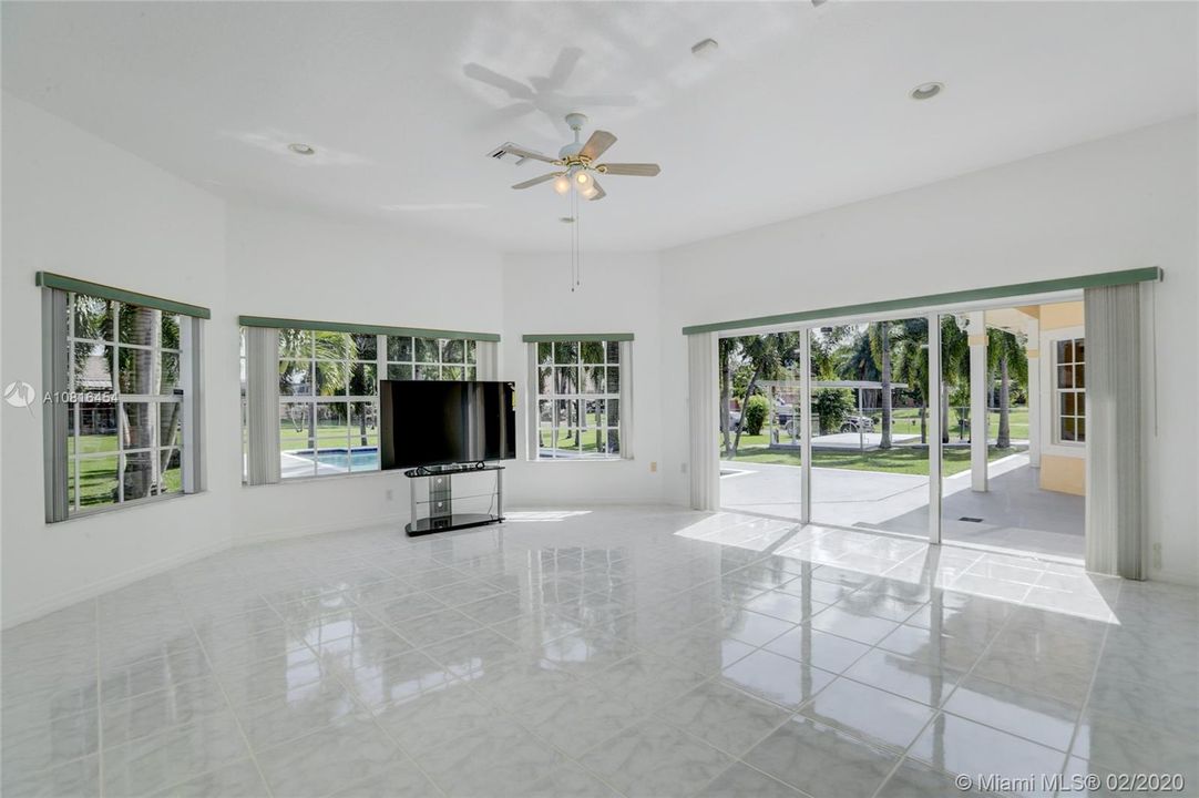 Vendido Recientemente: $690,000 (4 camas, 4 baños, 4315 Pies cuadrados)