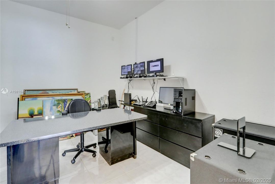 Vendido Recientemente: $690,000 (4 camas, 4 baños, 4315 Pies cuadrados)