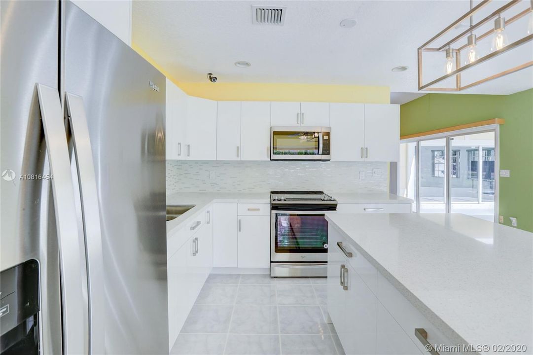 Vendido Recientemente: $690,000 (4 camas, 4 baños, 4315 Pies cuadrados)