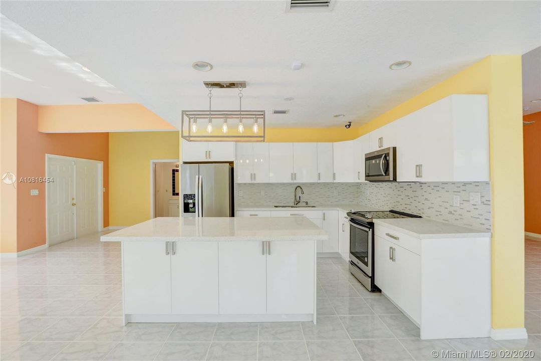Vendido Recientemente: $690,000 (4 camas, 4 baños, 4315 Pies cuadrados)