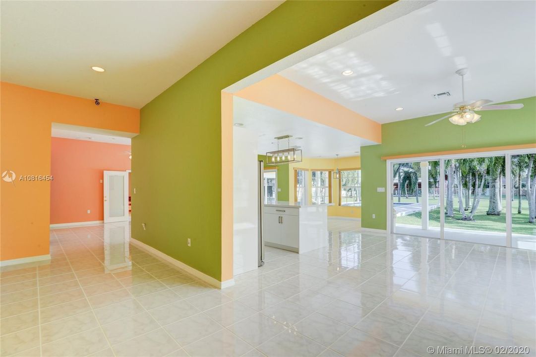 Vendido Recientemente: $690,000 (4 camas, 4 baños, 4315 Pies cuadrados)