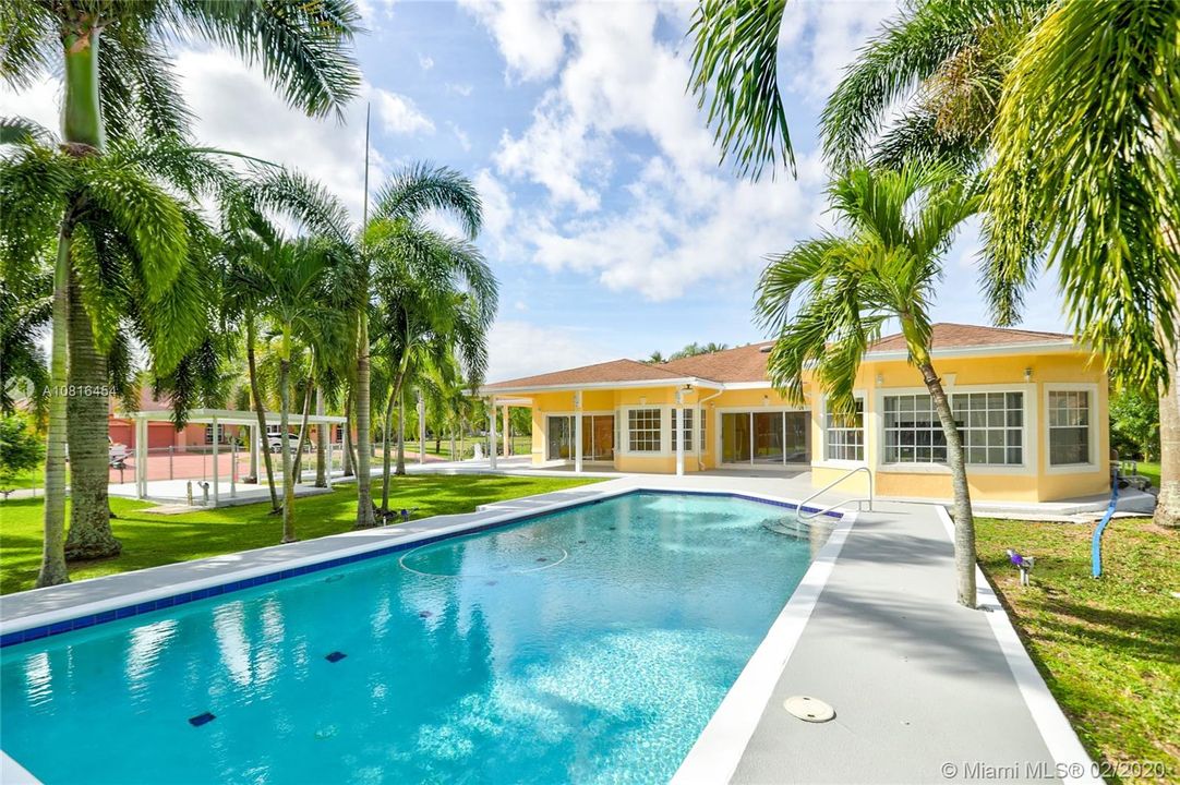 Vendido Recientemente: $690,000 (4 camas, 4 baños, 4315 Pies cuadrados)