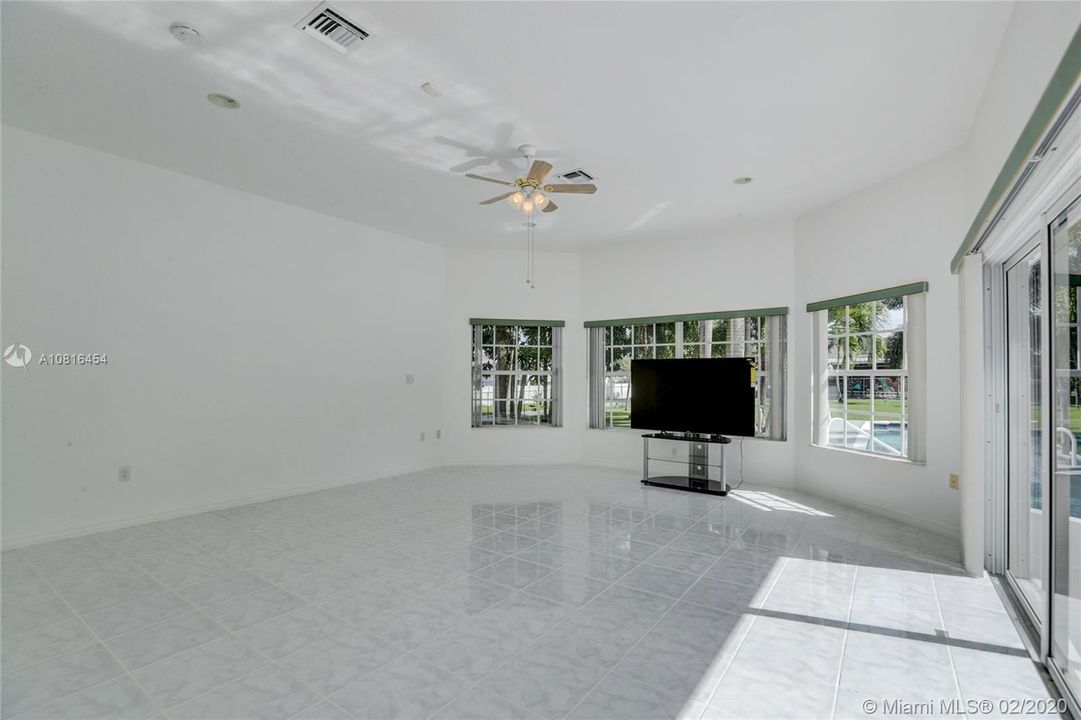 Vendido Recientemente: $690,000 (4 camas, 4 baños, 4315 Pies cuadrados)