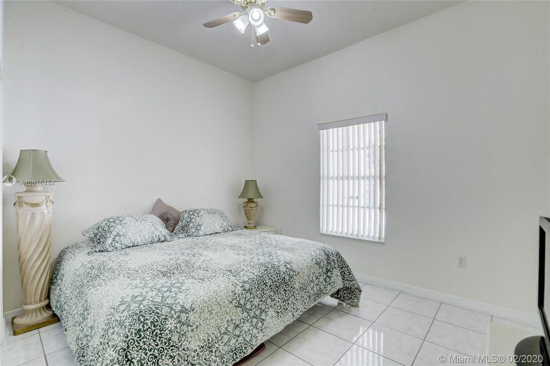 Vendido Recientemente: $690,000 (4 camas, 4 baños, 4315 Pies cuadrados)