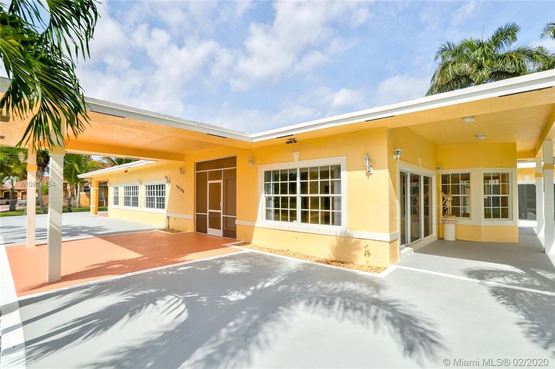Vendido Recientemente: $690,000 (4 camas, 4 baños, 4315 Pies cuadrados)