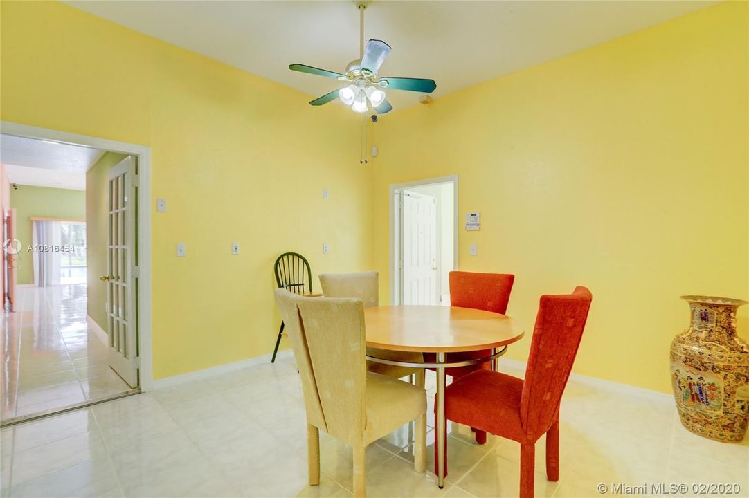 Vendido Recientemente: $690,000 (4 camas, 4 baños, 4315 Pies cuadrados)