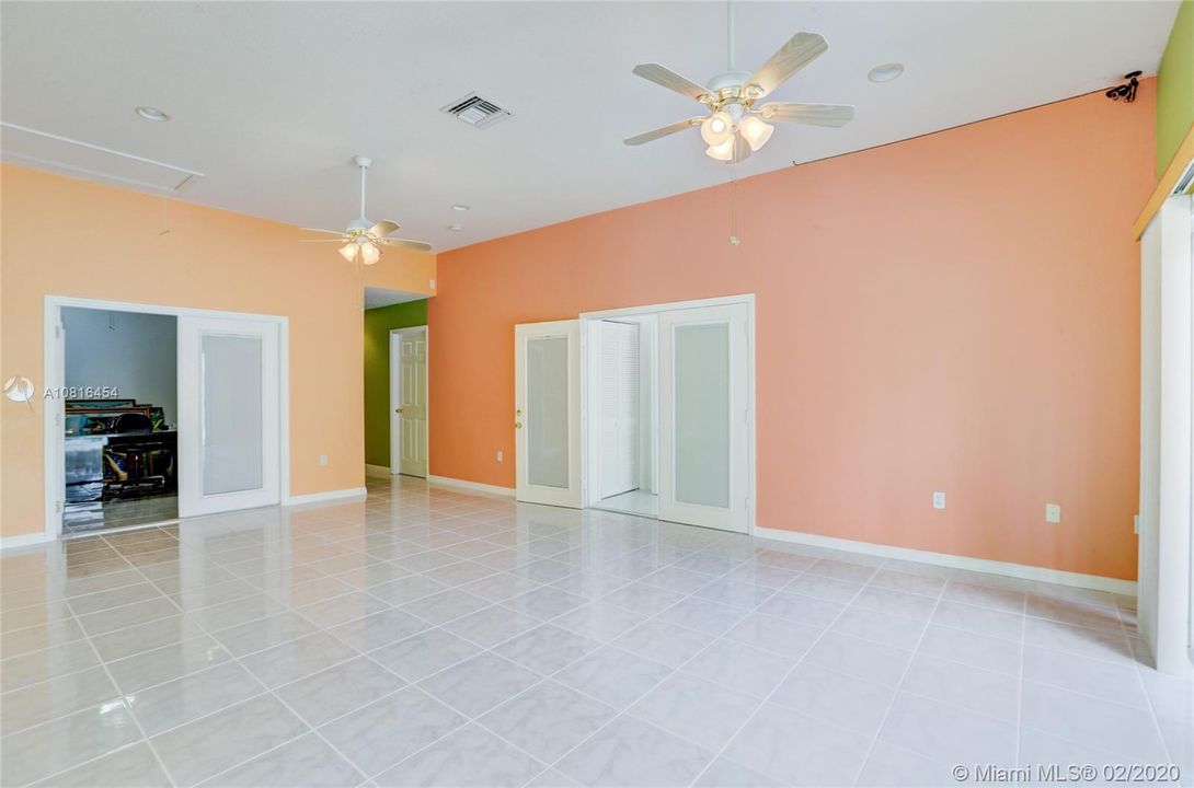 Vendido Recientemente: $690,000 (4 camas, 4 baños, 4315 Pies cuadrados)