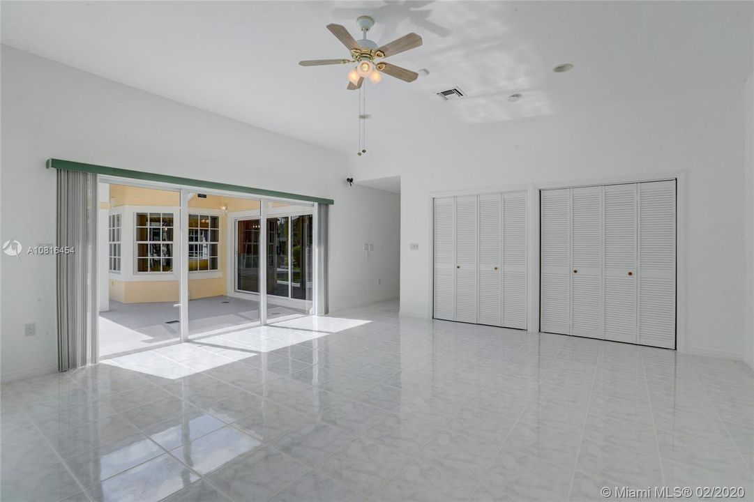 Vendido Recientemente: $690,000 (4 camas, 4 baños, 4315 Pies cuadrados)