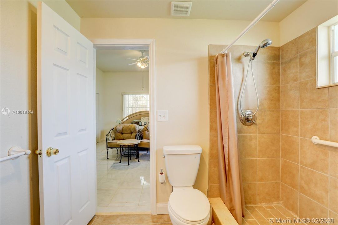 Vendido Recientemente: $690,000 (4 camas, 4 baños, 4315 Pies cuadrados)
