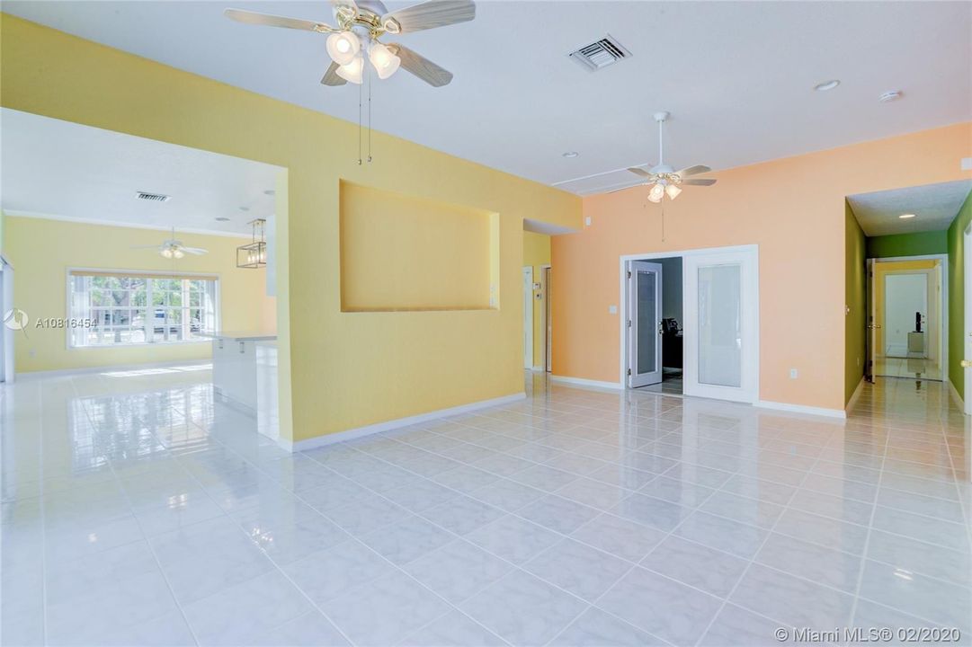 Vendido Recientemente: $690,000 (4 camas, 4 baños, 4315 Pies cuadrados)