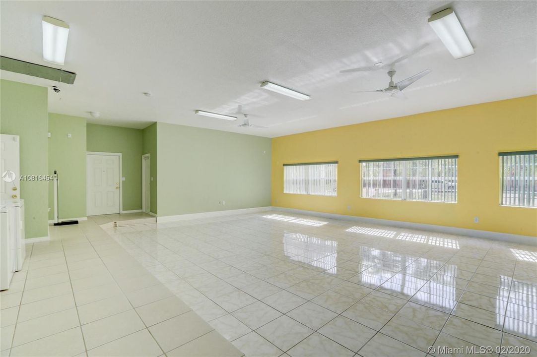 Vendido Recientemente: $690,000 (4 camas, 4 baños, 4315 Pies cuadrados)