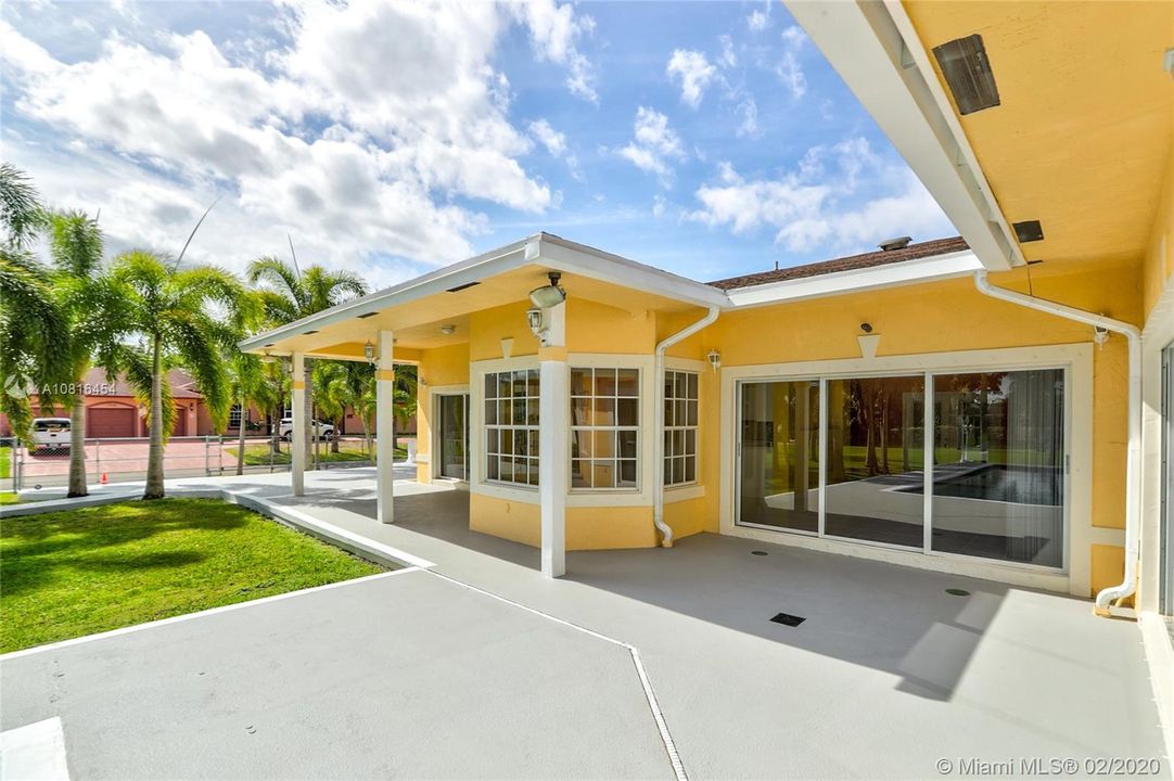 Vendido Recientemente: $690,000 (4 camas, 4 baños, 4315 Pies cuadrados)